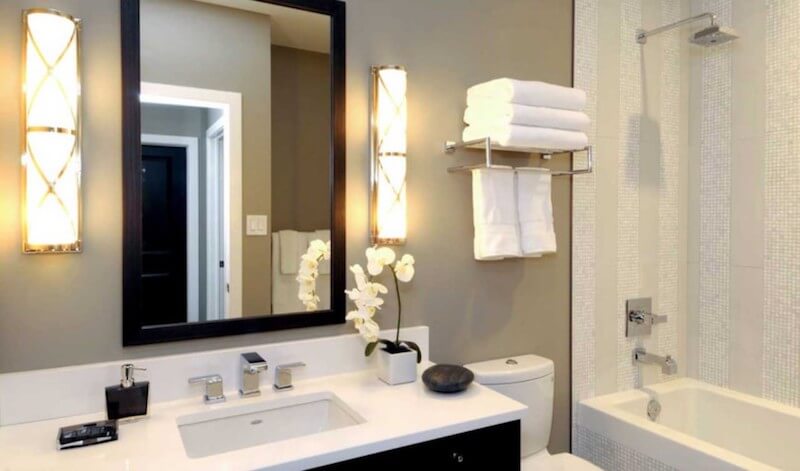 claves para iluminar el baño
