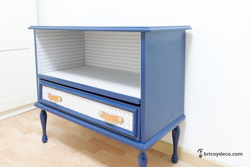 después de restaurar un mueble viejo