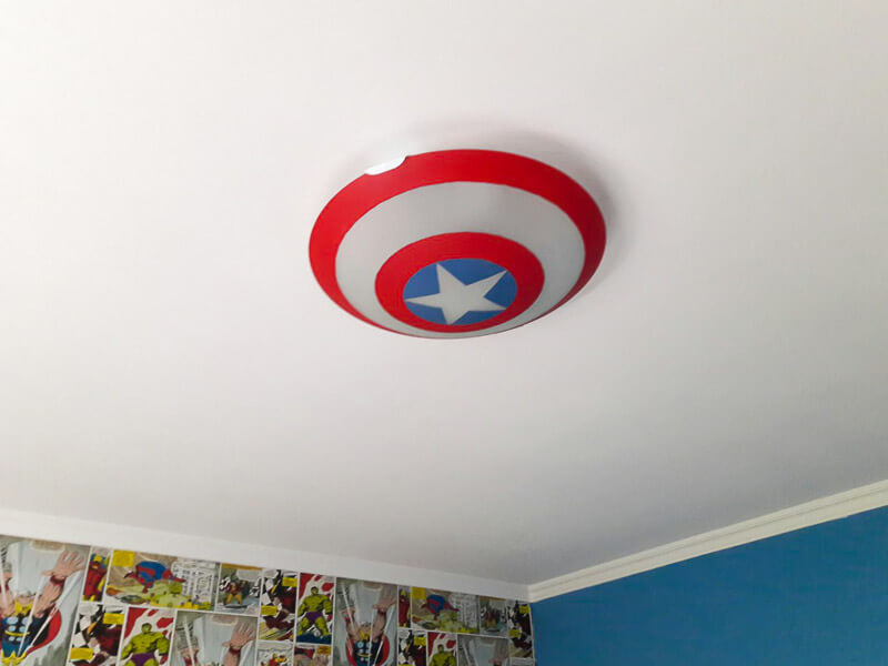 lámpara Capitán América con pintura en spray