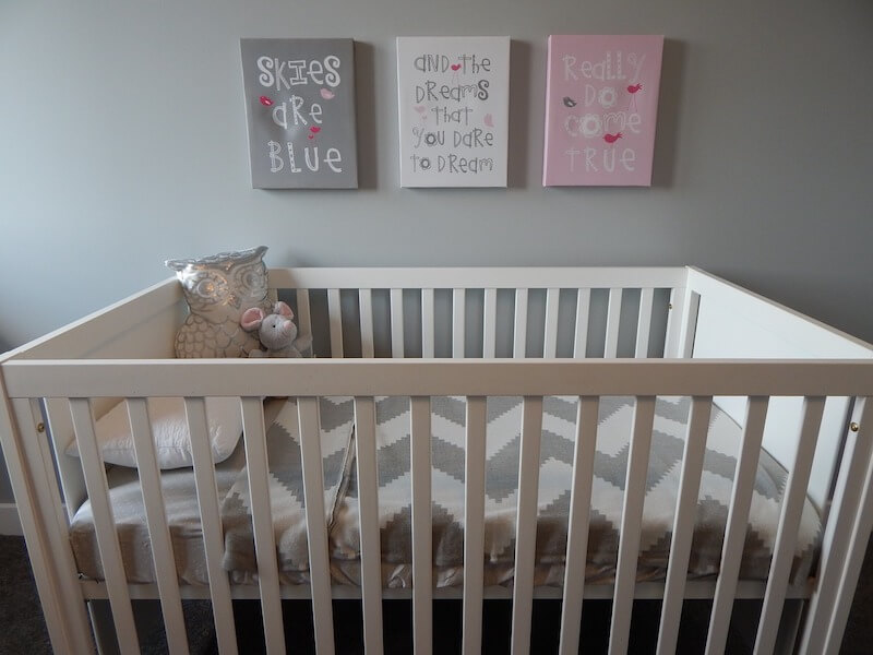 habitación infantil con tonos neutros