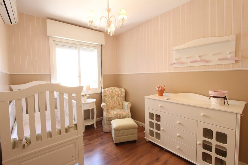 decorar una habitación infantil con un papel clásico
