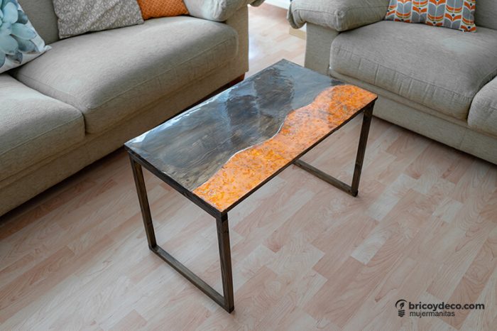mesa con resina epoxi o porcelanato líquido