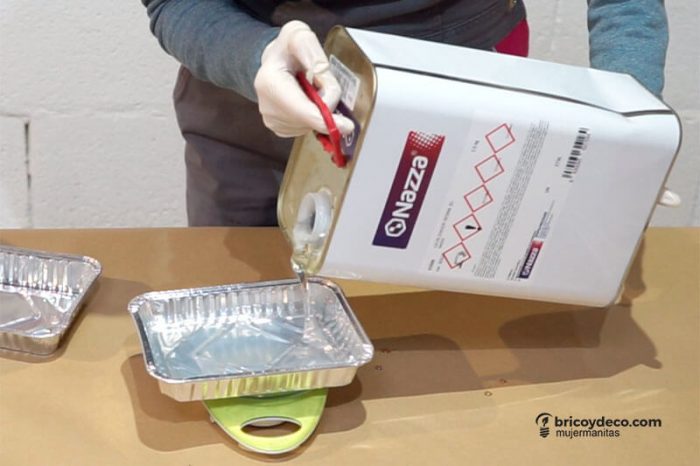 mezclar ambos componentes de porcelanato líquido o resina epoxi