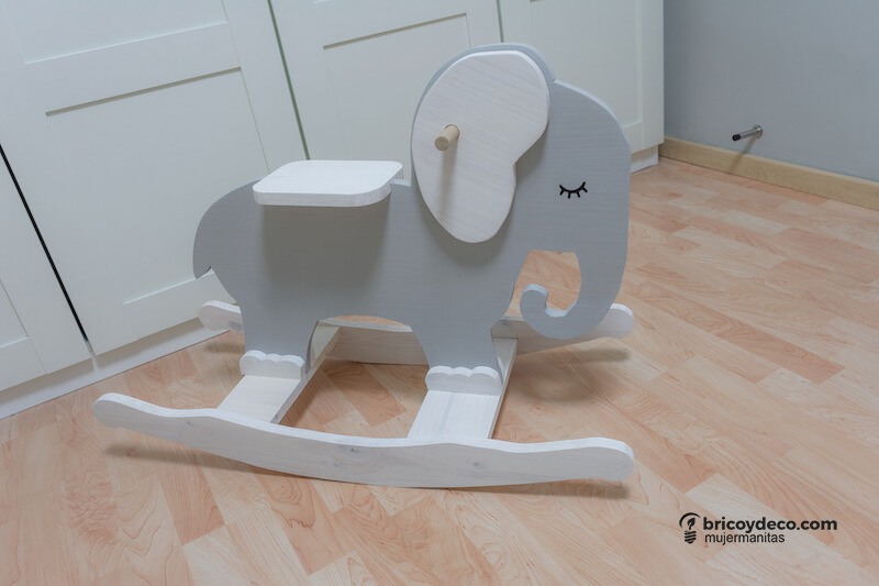 balancín de madera con forma de elefante