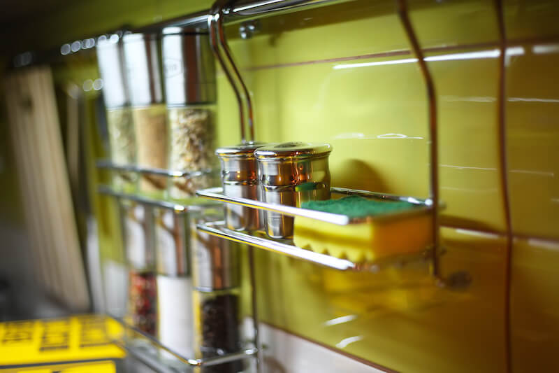 accesorios colgantes para cocinas pequeñas