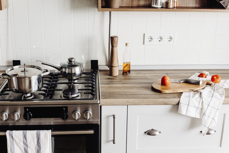 pintar los azulejos de una cocina pequeña