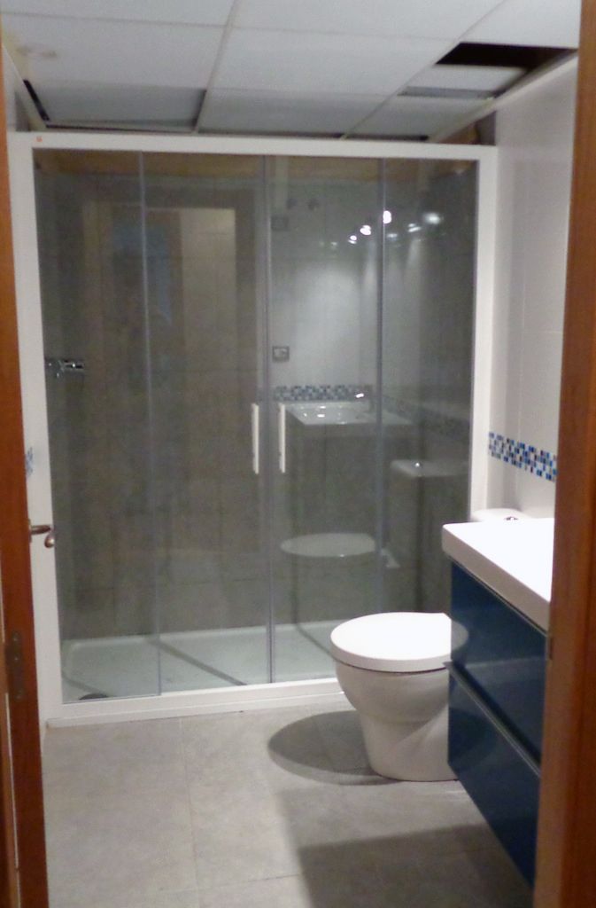 reforma baño mampara ducha blaca
