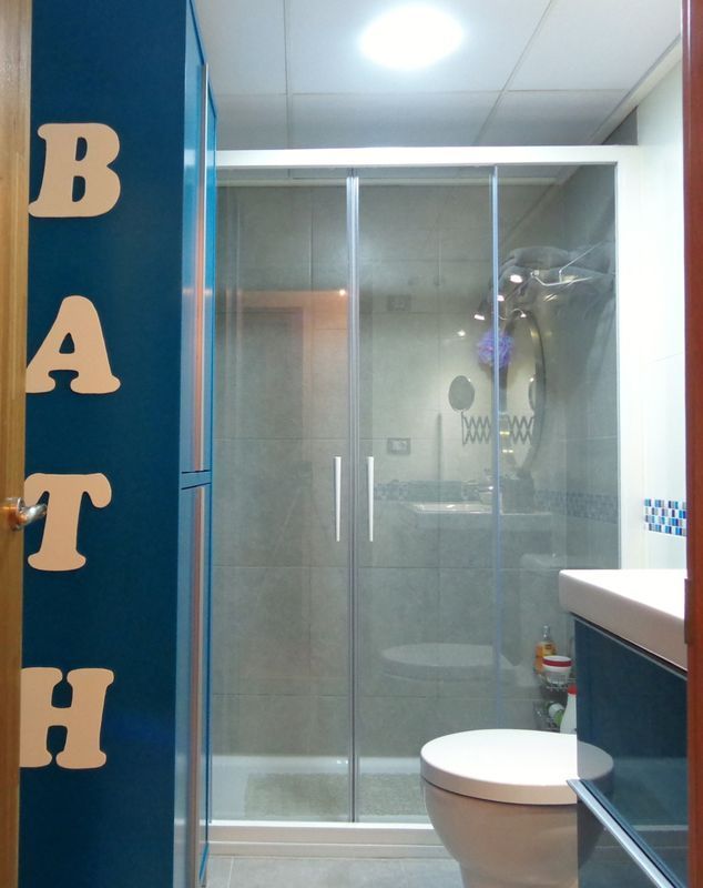 baño-turquesa-entrada