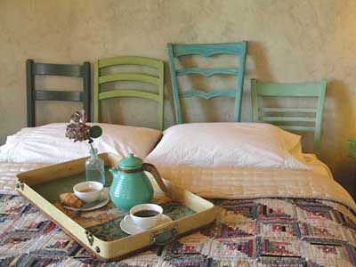 Cabezal cama con respaldos de sillas restauradas