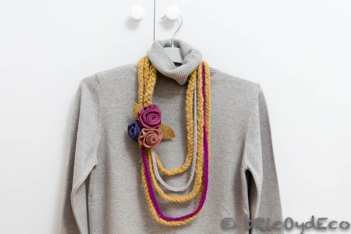 reciclar-bufanda-collar-rosas-fieltro