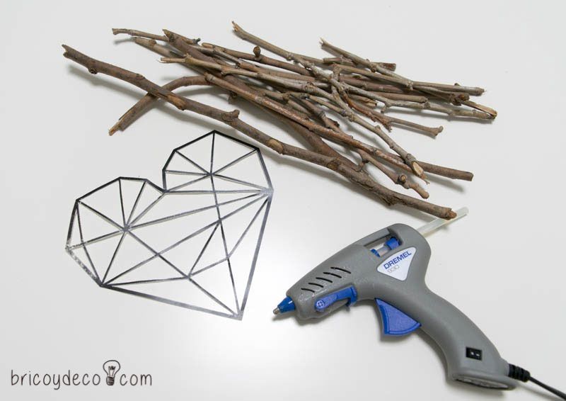 corazón con ramas secas