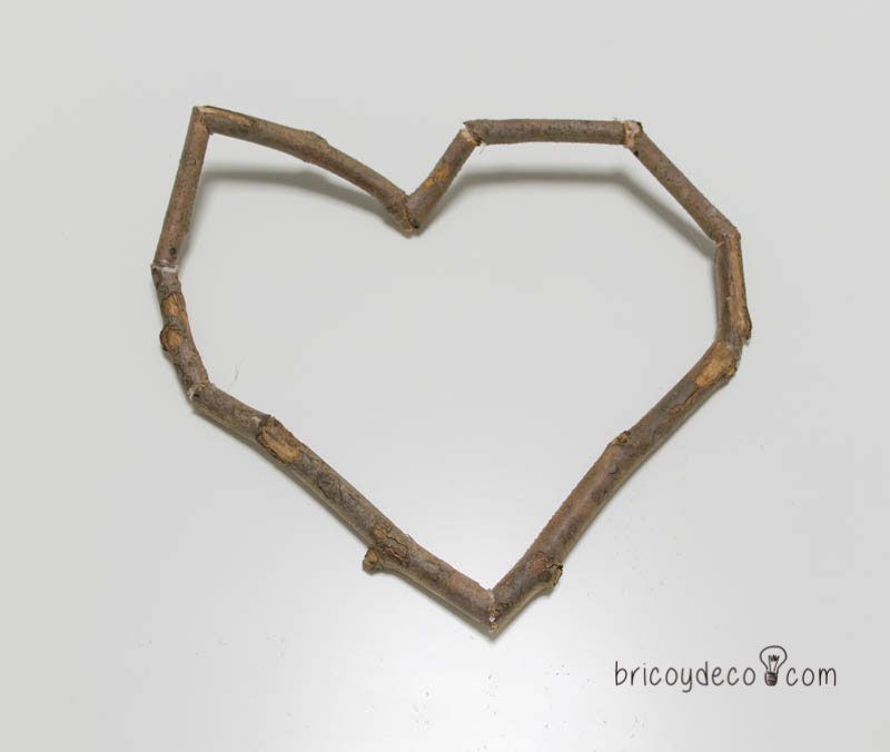 corazón con ramas secas