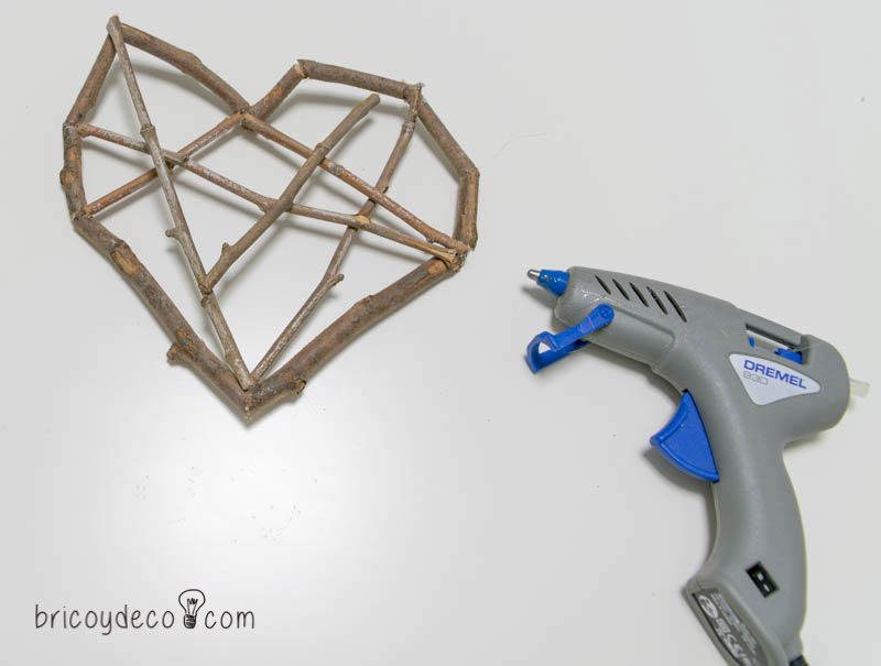 corazón con ramas secas