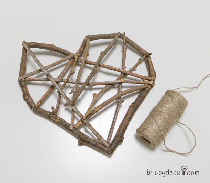 corazón con ramas secas