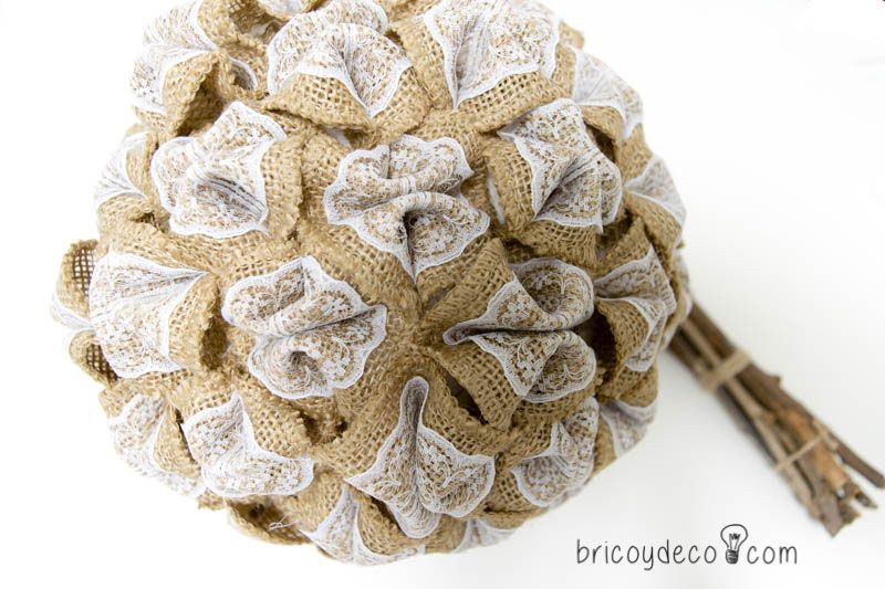 bola de porexpan recubierta de flores de tela y encaje