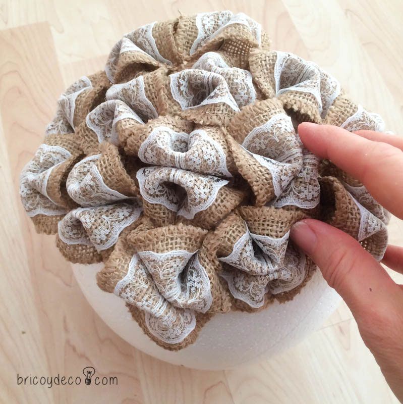 cómo decorar un topiario con flores de tela