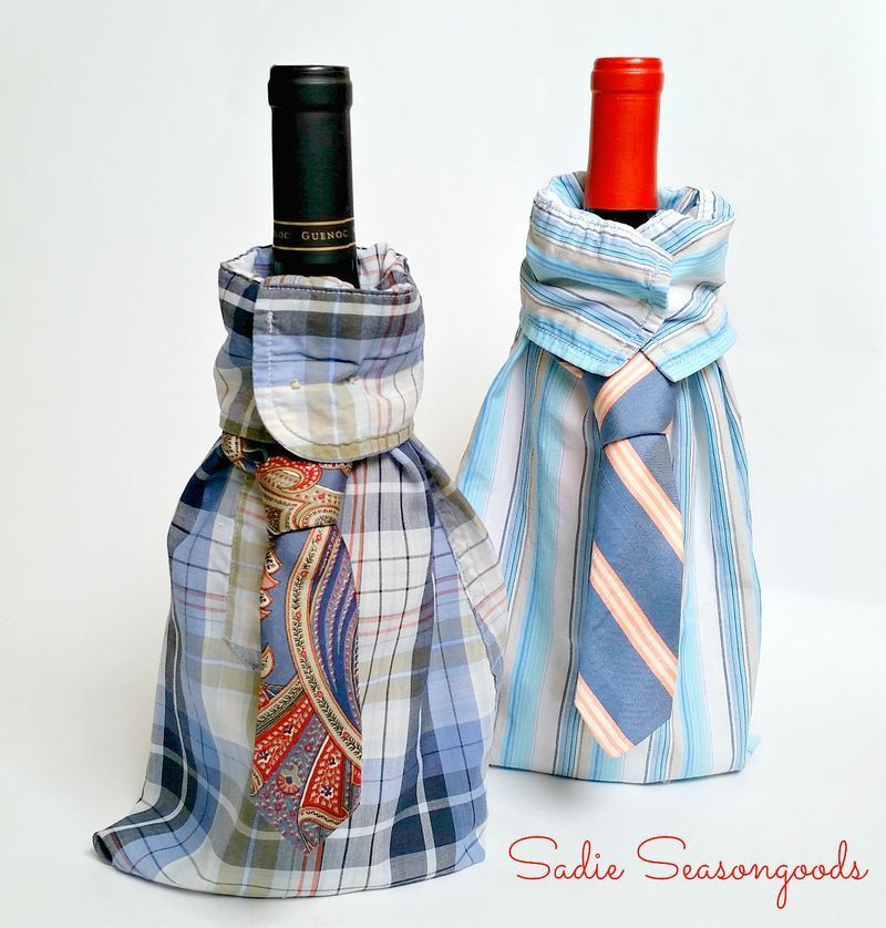 reciclar una camisa en un funda para botellas de vino