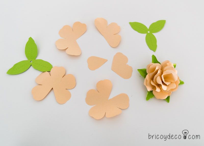 cómo hacer un cuadro con rosas de papel