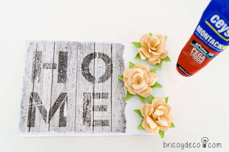 cómo hacer un cuadro con rosas de papel