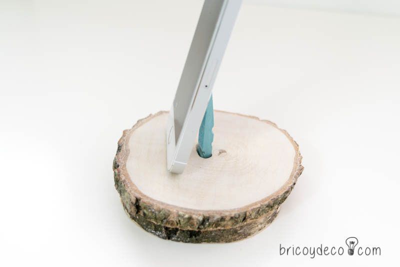 base de madera para cargar el móvil