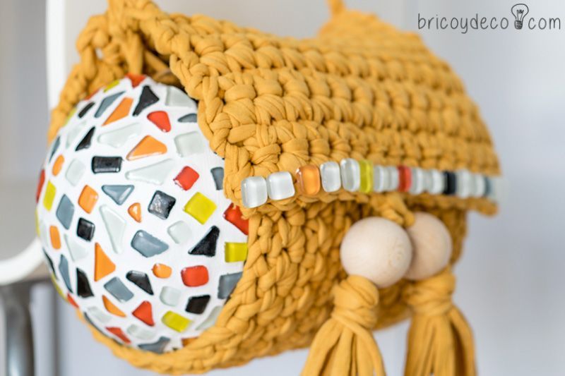 bolso de trapillo con solapa y mosaico
