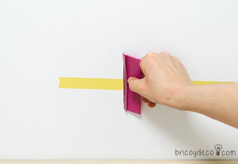 colocar la cinta de enmascarar para pintarcon una espátula