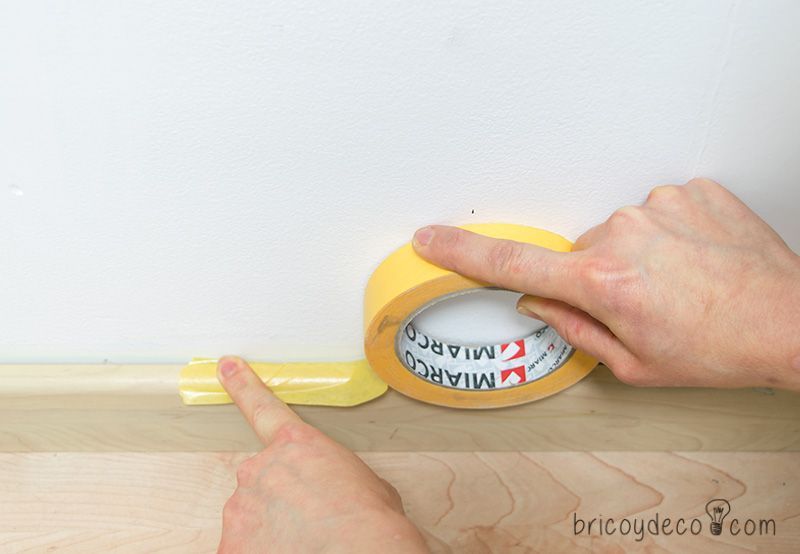 truco para colocar cinta de enmascarar para pintar sobre el rodapie