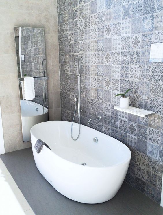 decorar con baldosas hidráulicas en el baño