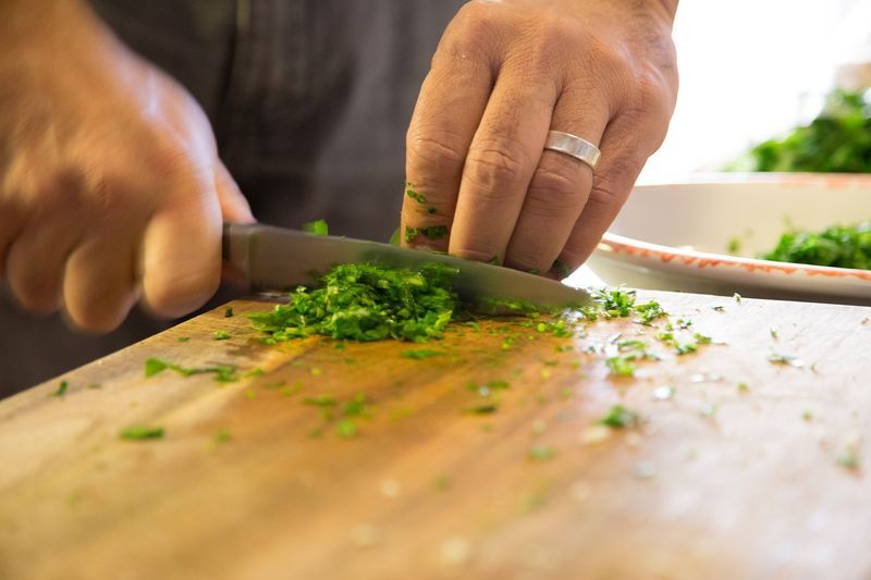 evitar accidentes caseros al cortar alimentos