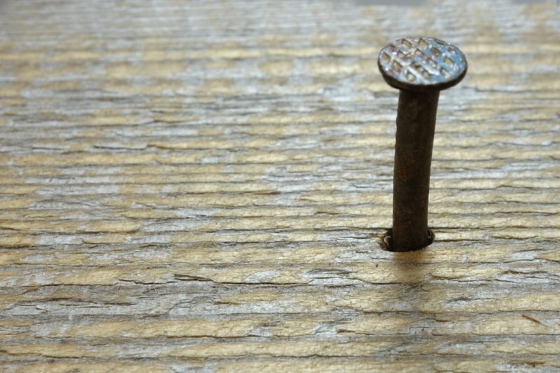 cómo evitar accidentes caseros al clavar clavos con el martillo