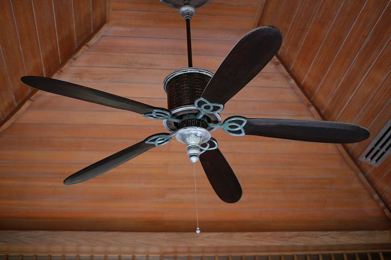ventilador para ahorrar en el consumo del aire acondicionado