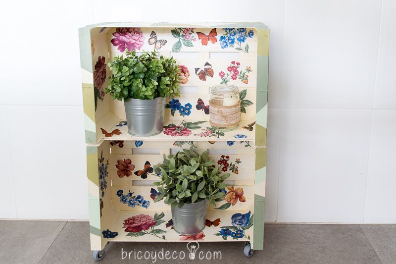 estantería con cajas de fruta