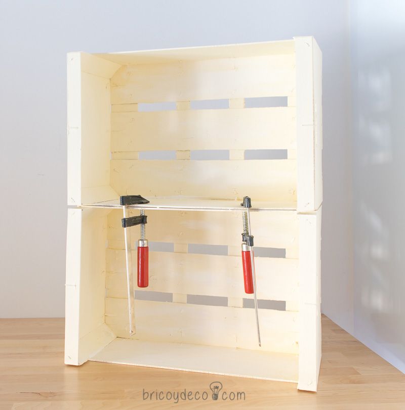 estantería con cajas de fruta