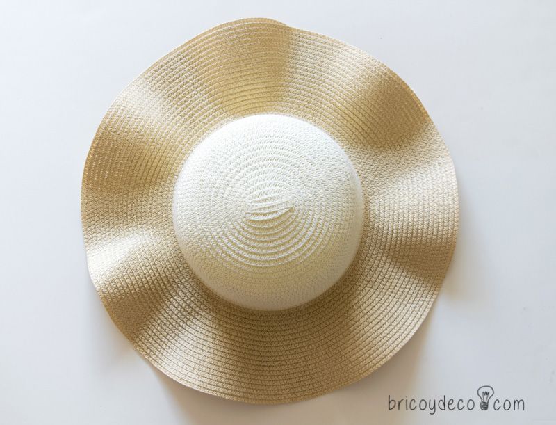 sombrero de playa antes de pintar con pintura en spray