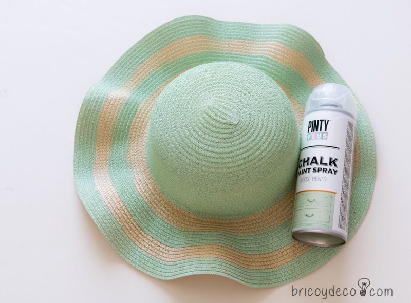 personalizar sombrero de playa con pintura en spray