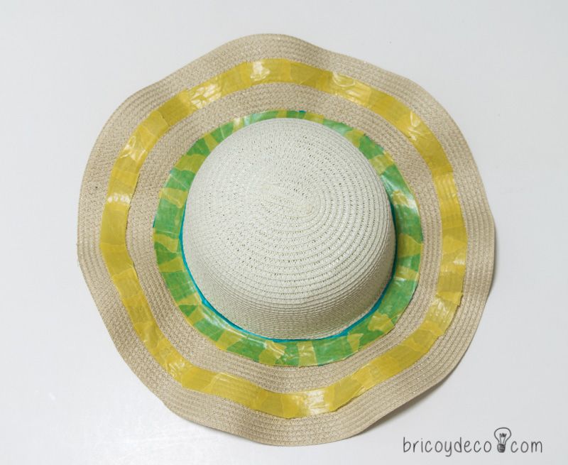enmascarar sombrero de playa antes de pintar con pintura en spray