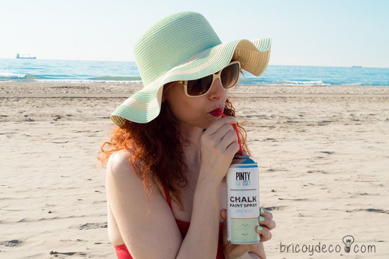 personalizar un sombrero de playa con pintura en spray
