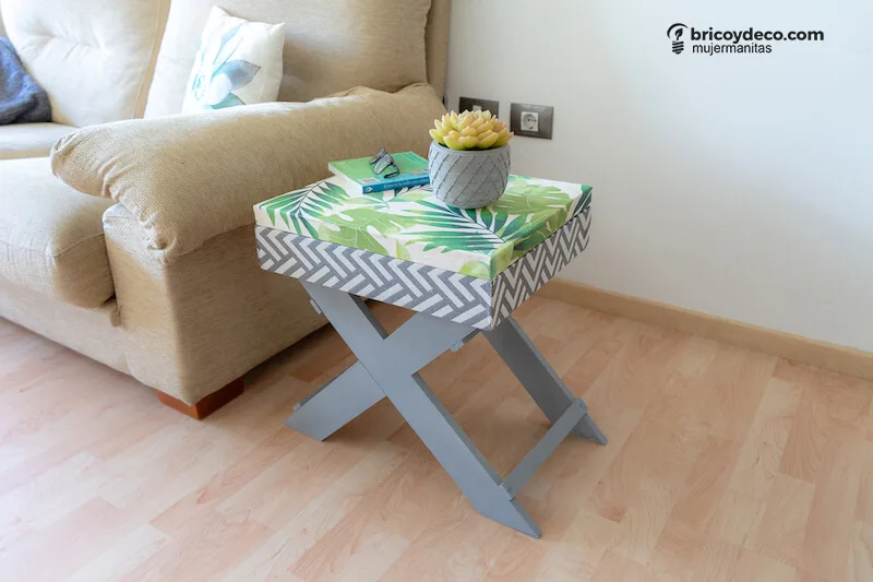 forrar con tela una caja de madera para transformarla en una mesita auxiliar