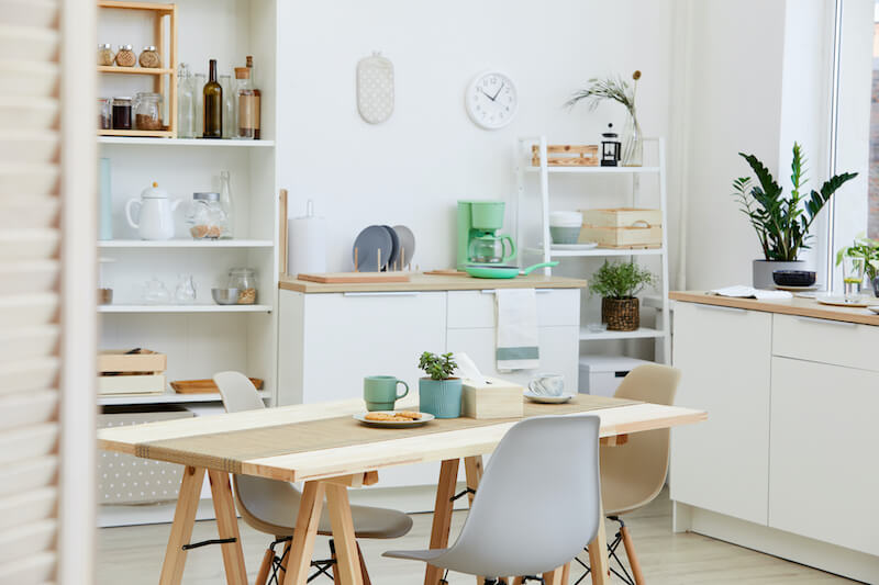 cocina con estantes