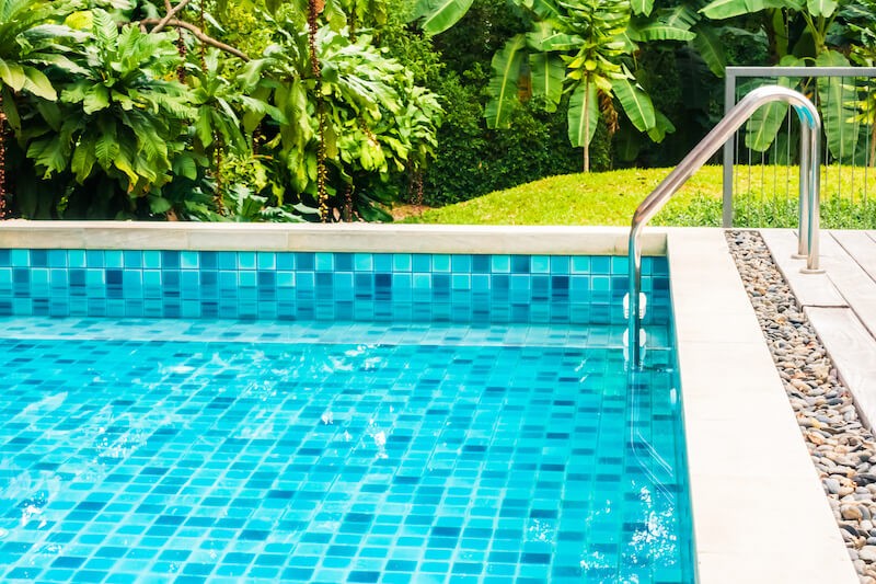 cómo mantener limpia la piscina