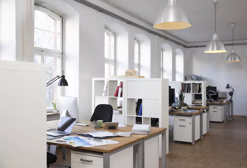 cómo iluminar la oficina