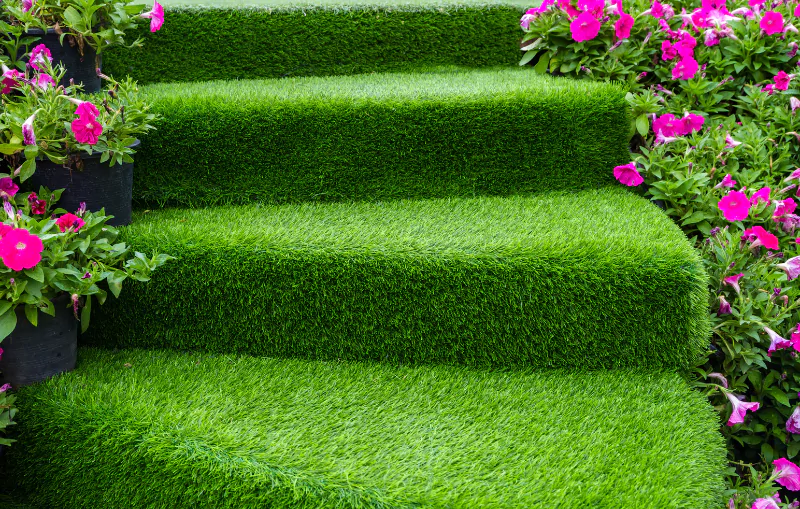 forrar escalones con césped artificial