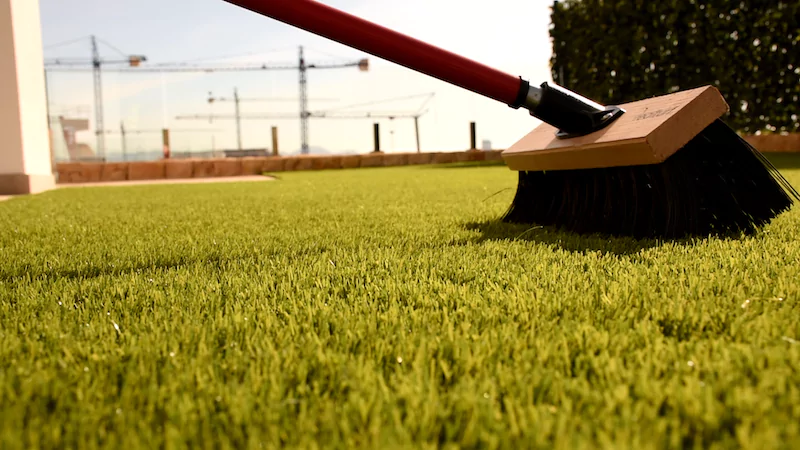 cómo cepillar el césped artificial