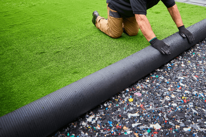 instalar césped artificial sobre una base de caucho