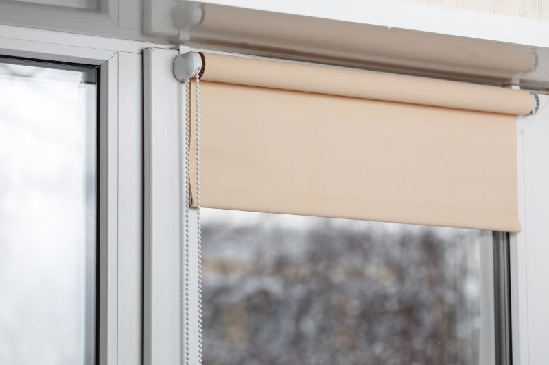 estor enrollable en el interior del marco de la ventana