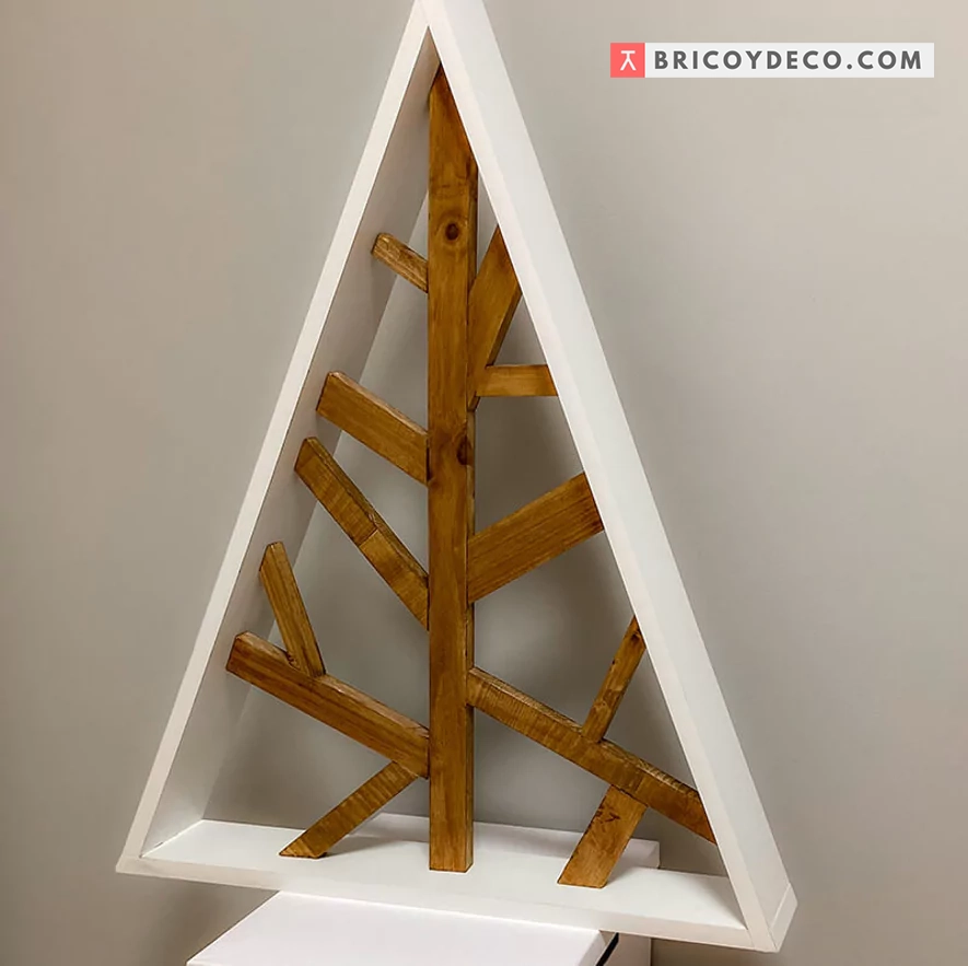 árbol de Navidad moderno hecho con madera