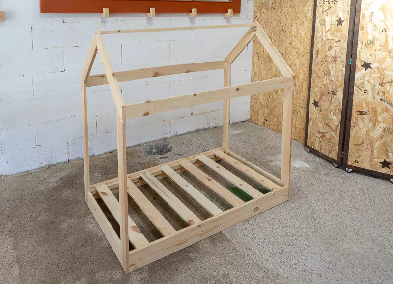 cama de madera con forma de casa