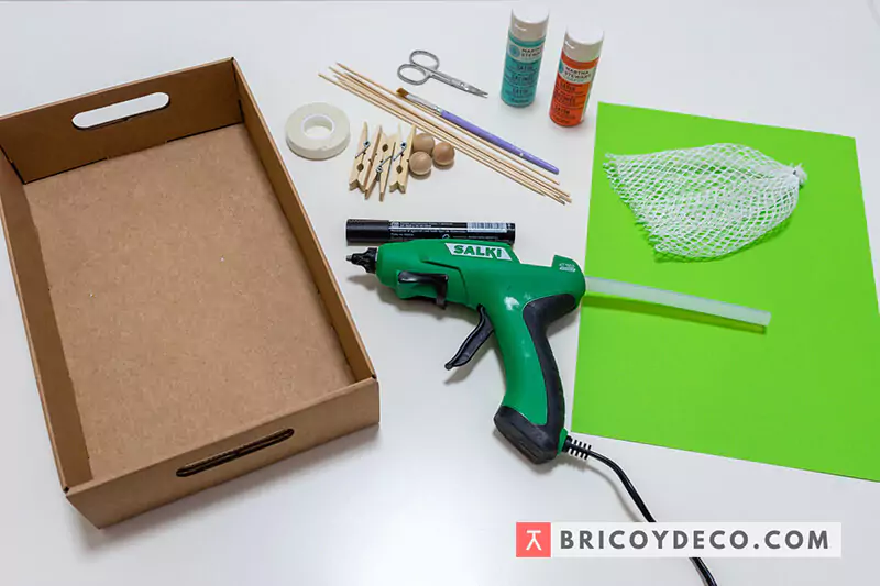 materiales para hacer un futbolín casero de cartón