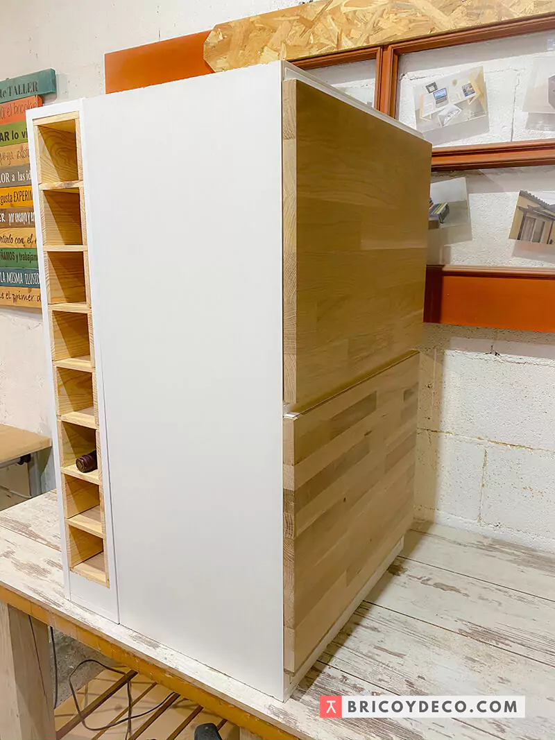 isla de cocina con botellero integrado