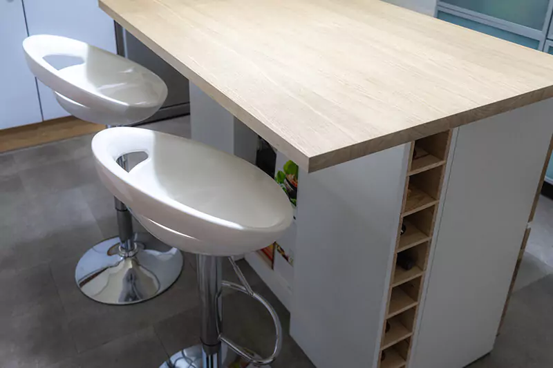 isla de cocina y taburetes de diseño